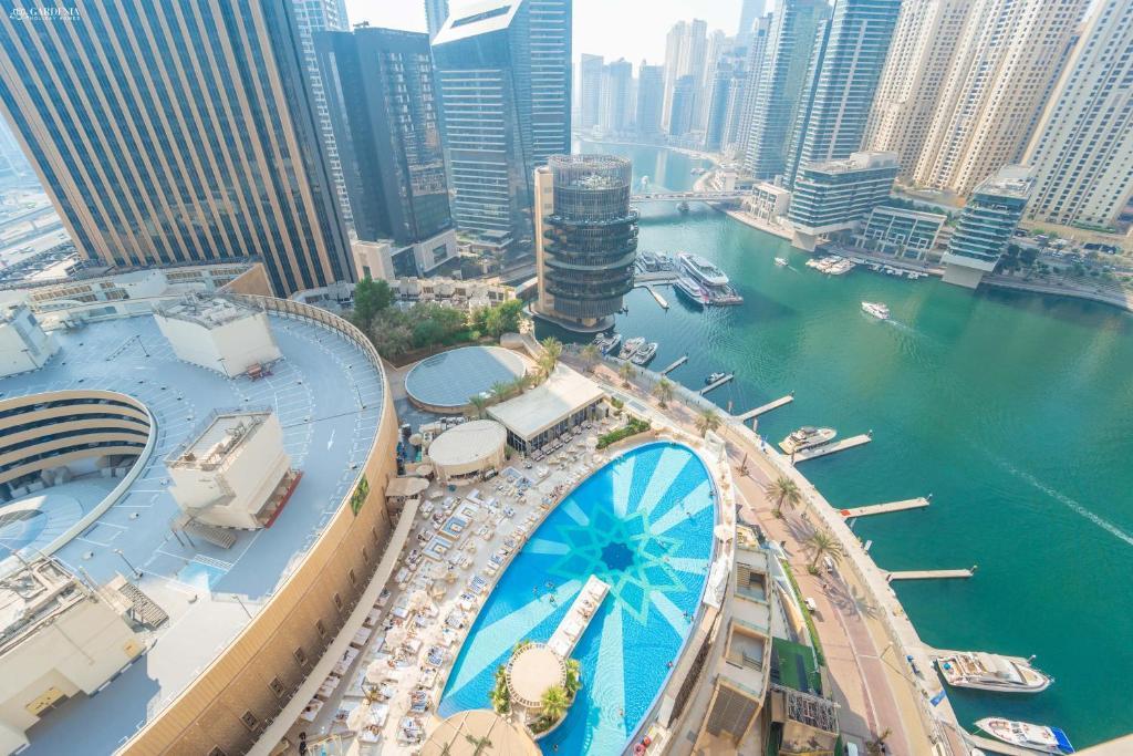 Dubai Marina: Live Show, Luxury Dinner Cruise, Open Bar, and more 